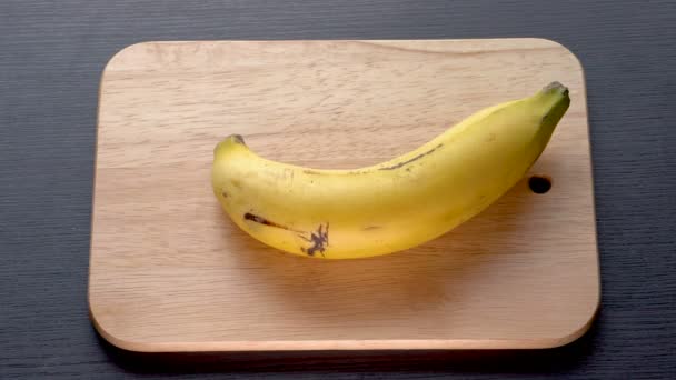 Stop Motion Timelapse Banana sendo descascada e cortada em pedaços
 - Filmagem, Vídeo