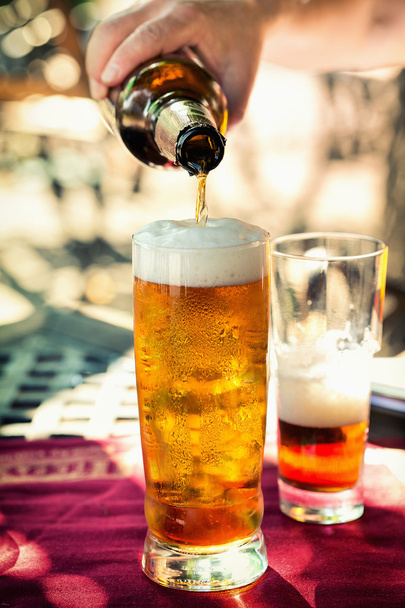 birra versata nel bicchiere - Foto, immagini