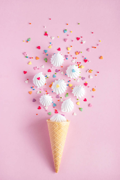 waffle cone and white twisted meringue with confectionary decora - Fotografie, Obrázek