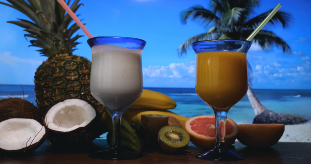 Kokosowy napój na piaszczystej plaży, letnie wakacje na plaży, kokosowy napój relaks wypoczynek plaża piasek oceanu. - Materiał filmowy, wideo