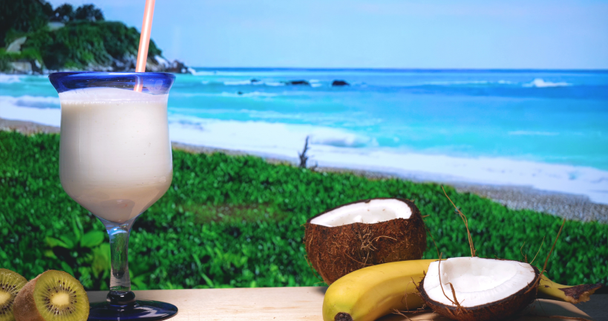 Kókuszos ital a homokos strandon, nyári vakáció a tengerparton, kókuszos ital Relax pihenés nyaralás strand homok óceán. - Felvétel, videó