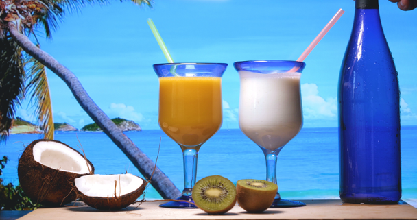 Bebida de coco na praia de areia, férias de verão na praia, bebida de coco relaxar descanso férias praia areia oceano
. - Filmagem, Vídeo