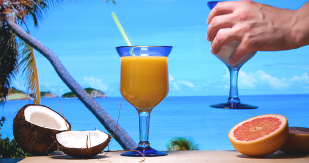 Kumlu plajda Hindistan cevizi içeceği, sahilde yaz tatili, Hindistan cevizi içecek dinlenmek tatil plaj kum okyanus. - Video, Çekim