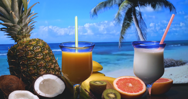 Bebida de coco en la playa de arena, vacaciones de verano en la playa, bebida de coco relajarse vacaciones playa arena océano
. - Imágenes, Vídeo