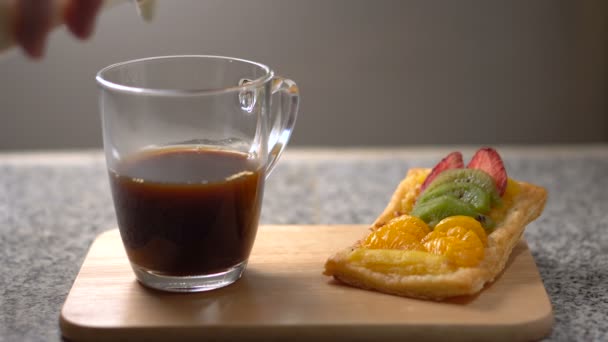 Caffe Latte machen und zu Hause in der Küche Milch in Kaffeetasse gießen - Filmmaterial, Video