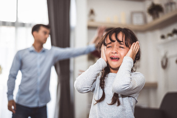 Pikkutyttö itkee vanhempiensa riidan takia. Tyttö väärinkäyttö
 - Valokuva, kuva