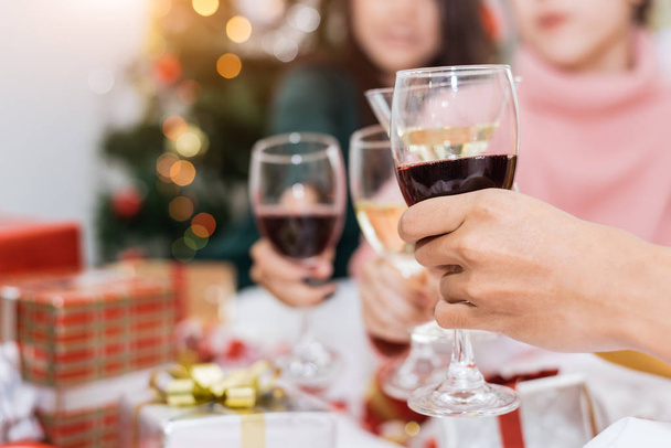 Mains de personnes célébrant la fête du Nouvel An à la maison avec vin dri
 - Photo, image