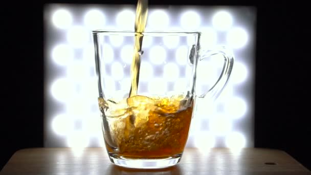 Nalewanie herbaty w szklany kubek Slow Motion - Materiał filmowy, wideo