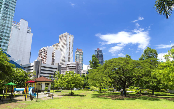 Grüner Park im Zentrum von Makati, Philippinen - Foto, Bild