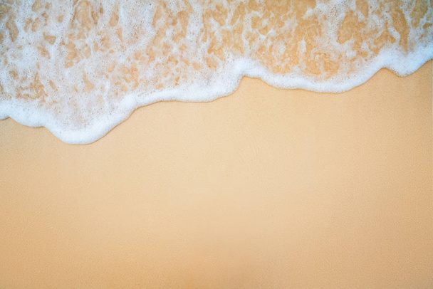 Antecedentes de suave ola azul del océano en la playa de arena
 - Foto, Imagen