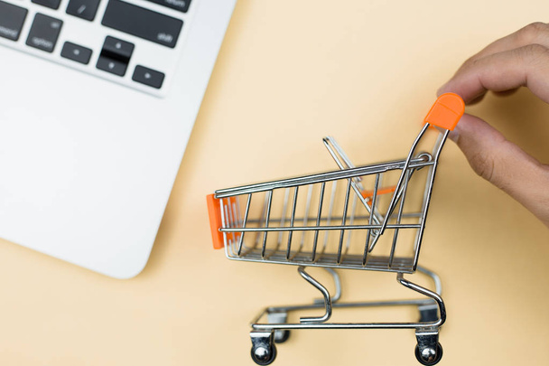 Shopping cart with laptop - Foto, afbeelding