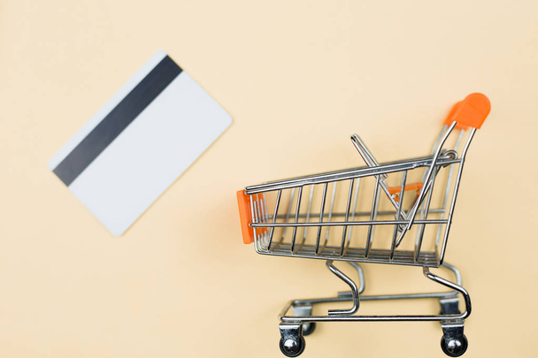 Shopping cart with credit card - Фото, изображение