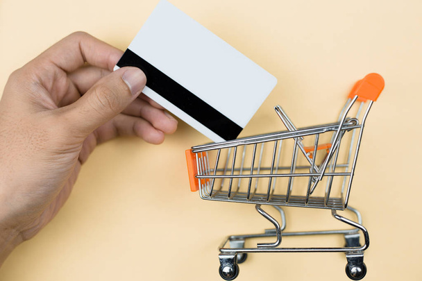 Shopping cart with credit card - Foto, afbeelding