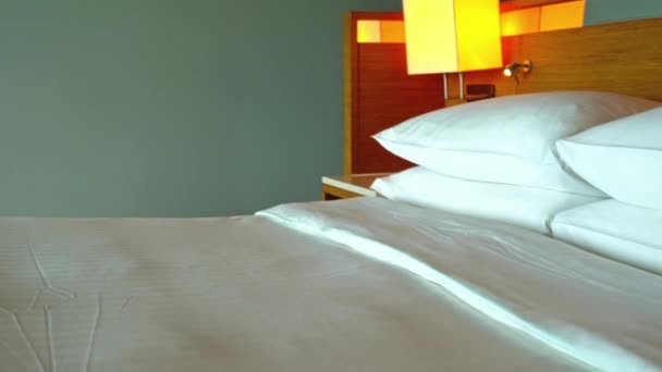 πλάνα από πολυτελή κρεβατοκάμαρα στο ξενοδοχείο θέρετρο - Πλάνα, βίντεο