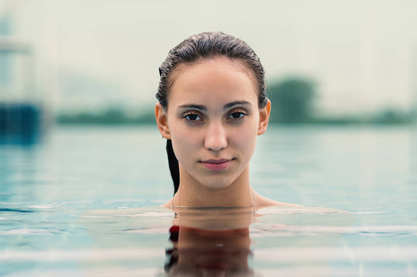 Sensual woman close up portrait in swimming pool. - Foto, afbeelding