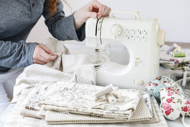 Woman using sewing machine. - Fotó, kép
