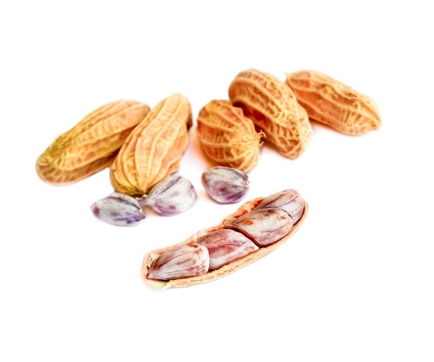 Erdnussgruppe. Nüsse aus nächster Nähe auf weißem Hintergrund  - Foto, Bild