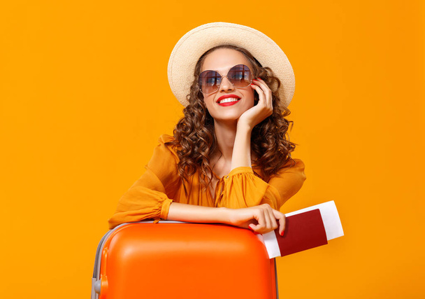 concept de voyage. femme heureuse fille avec valise et passeport  - Photo, image