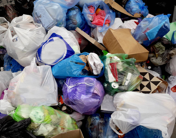 ein Haufen Müll, aus bunten Paketen aus Papier, Flaschen und Kunststoff. Großaufnahme . - Foto, Bild