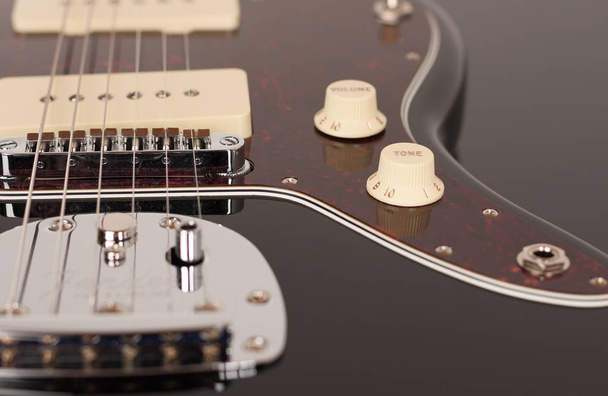 Zbliżenie tonu sterowania na czarnej gitarze elektrycznej, Studio shoo - Zdjęcie, obraz