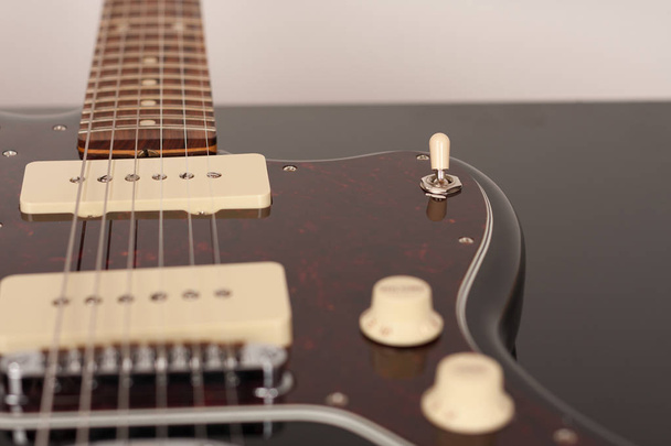 Zamknij 3-kierunkowy przełącznik odbioru na czarnej gitarze elektrycznej - Zdjęcie, obraz