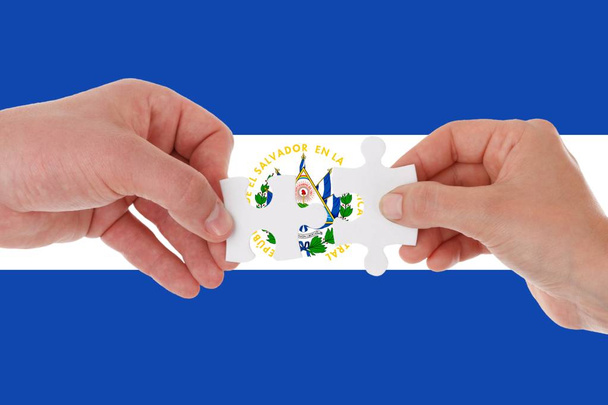 Vlag van El Salvador, intergratie van een multiculturele groep jonge mensen - Foto, afbeelding