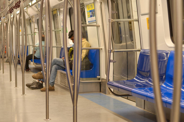 Prázdný trenér Metro fialová linka v Dillí s modrými sedadly v noci. Metro se nachází v mnoha městech v Indii v Lucknow, Hyderabad, Kalkata, Jaipur, Bangalore, Mumbai, Chennai v Indii - Fotografie, Obrázek