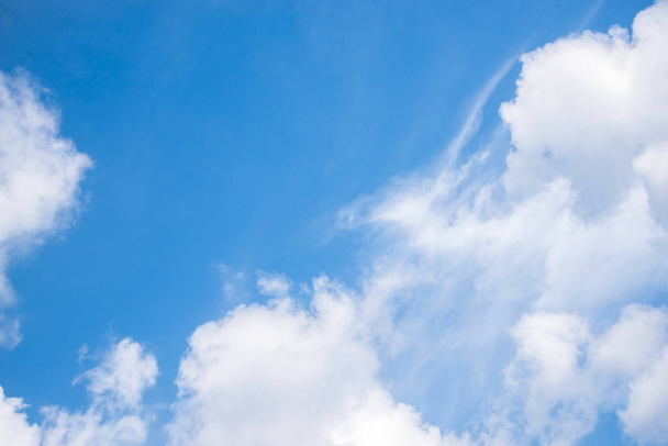 青い空を背景に幻想的な柔らかな白い雲 - 写真・画像