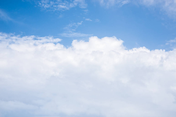 Fantasztikus lágy fehér felhők, kék ég háttér - Fotó, kép