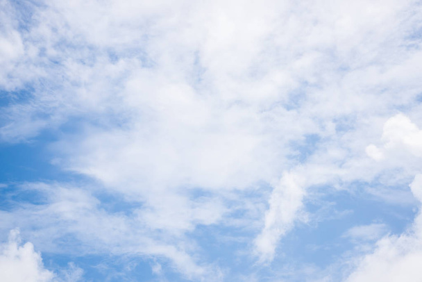 Fantastyczne miękkie białe chmury na tle błękitnego nieba - Zdjęcie, obraz