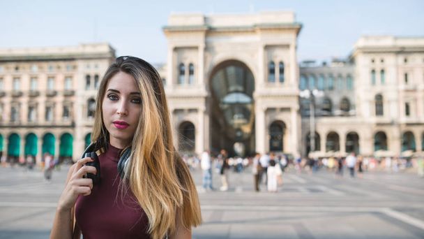 Young woman portrait walking outdoors in Milan. Lifestyle concep - Foto, imagen