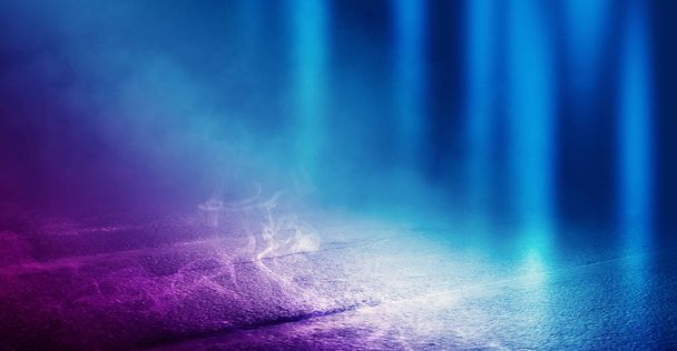 Hintergrund des leeren Raumes mit Betonpflaster. blaues und rosafarbenes Neonlicht. Rauch, Nebel, nasser Asphalt mit Lichtreflexion - Foto, Bild