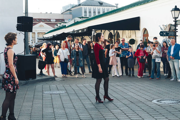 May 25, 2019 Minsk Belarus Street festivities in the evening city - Fotografie, Obrázek