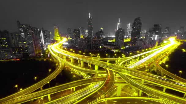 Idő telik el forgalmas városi forgalom streaking nyomvonal fények éjszaka, Sanghaj. - Felvétel, videó