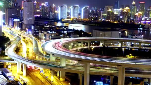 Idő telik el a közlekedési lámpák nyomvonal és járművek felüljáró híd éjjel. - Felvétel, videó