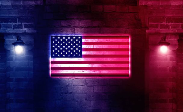 Neon-amerikai zászló a háttérben egy régi téglafal. Neon többszínű fény füst - Fotó, kép