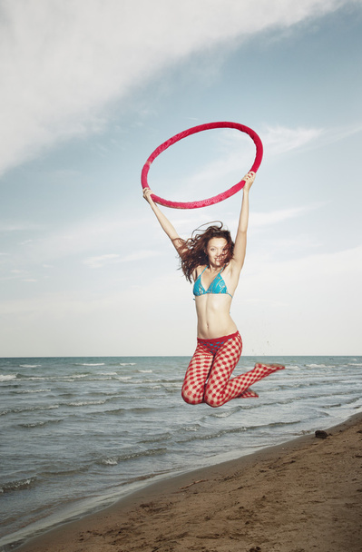 Saltar com hula hoop
 - Foto, Imagem