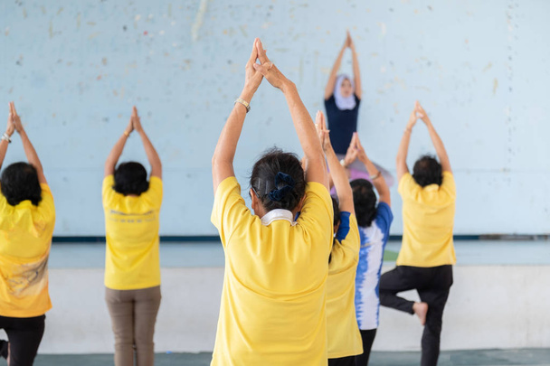 Personnes âgées dans une posture d'exercice de yoga
 - Photo, image
