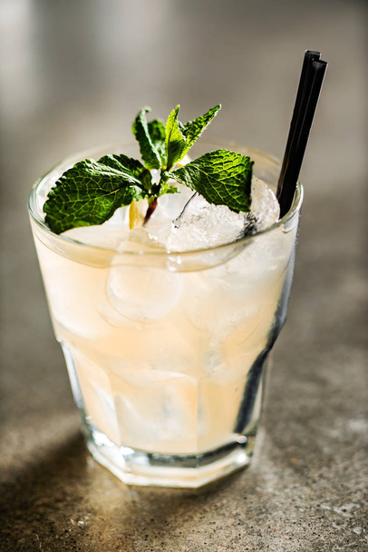 summer cocktail in the bar, close up - Фото, зображення