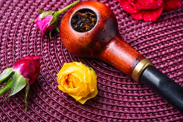 Füstölési cső és virágos dohány - Fotó, kép