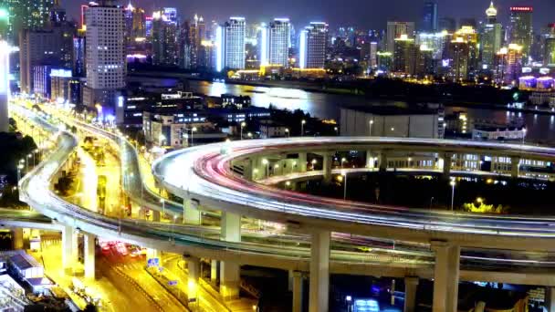 4k-idő telik el, közlekedési lámpák nyomvonal & járművek a felüljáró hídra éjjel. - Felvétel, videó