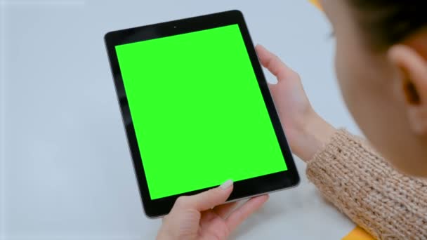 Mujer tocando pantalla verde pantalla táctil de la tableta digital negro en casa
 - Imágenes, Vídeo
