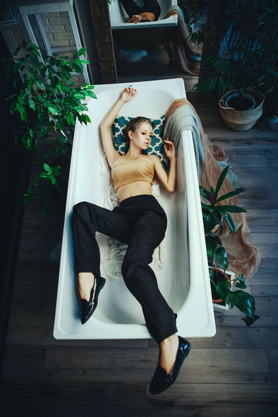 Beau modèle pose dans une salle de bain avec un maquillage argenté créatif
 - Photo, image