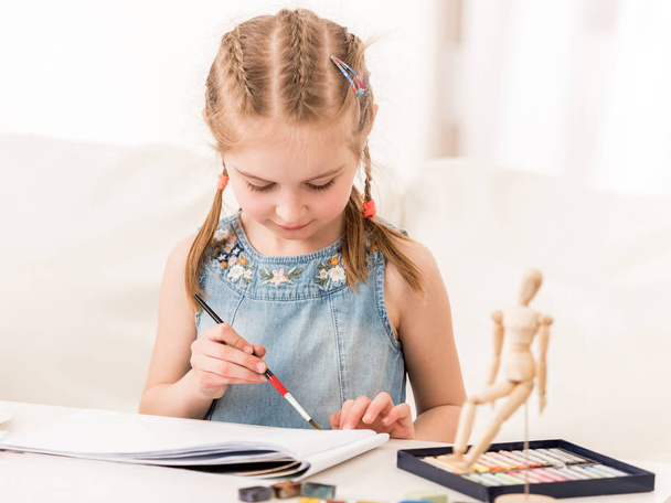 Little girl isdraws with watercolors - Φωτογραφία, εικόνα