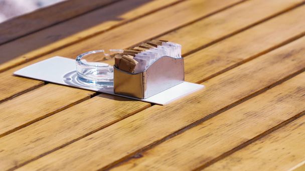 Suikerpot op een houten tafel in een restaurant - Foto, afbeelding