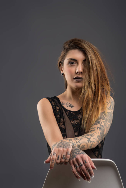 Sensuelle femme studio portrait avec tatouage portant des sous-vêtements en dentelle
 - Photo, image