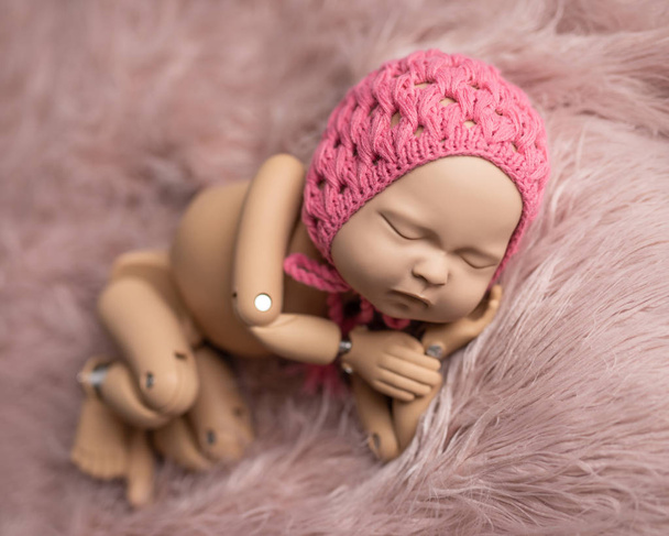 Mannequin of newborn for photo posing - Foto, imagen