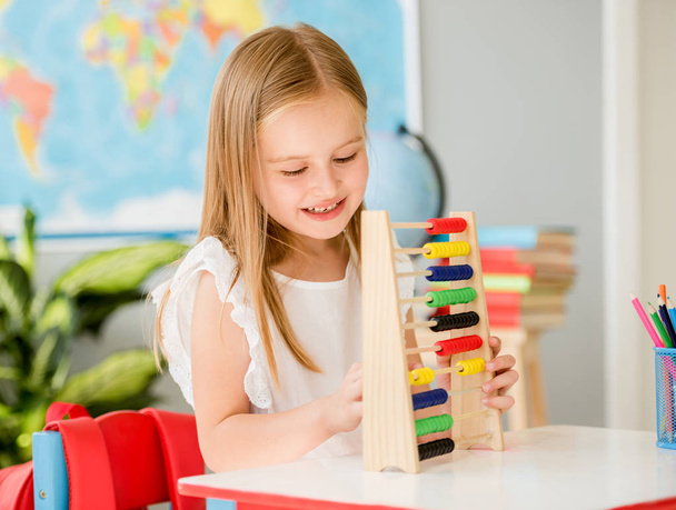 Weinig rekenen op de kleurrijke abacus in de school klas - Foto, afbeelding