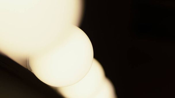 Beyaz lamba siyah arkaplan - Fotoğraf, Görsel