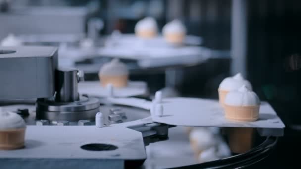Concepto de tecnología automatizada: cinta transportadora con conos de helado en la fábrica de alimentos - Imágenes, Vídeo